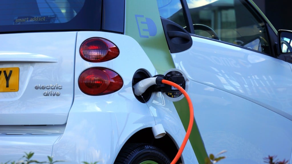 Reduce the cost to charge your electric car with a solar battery